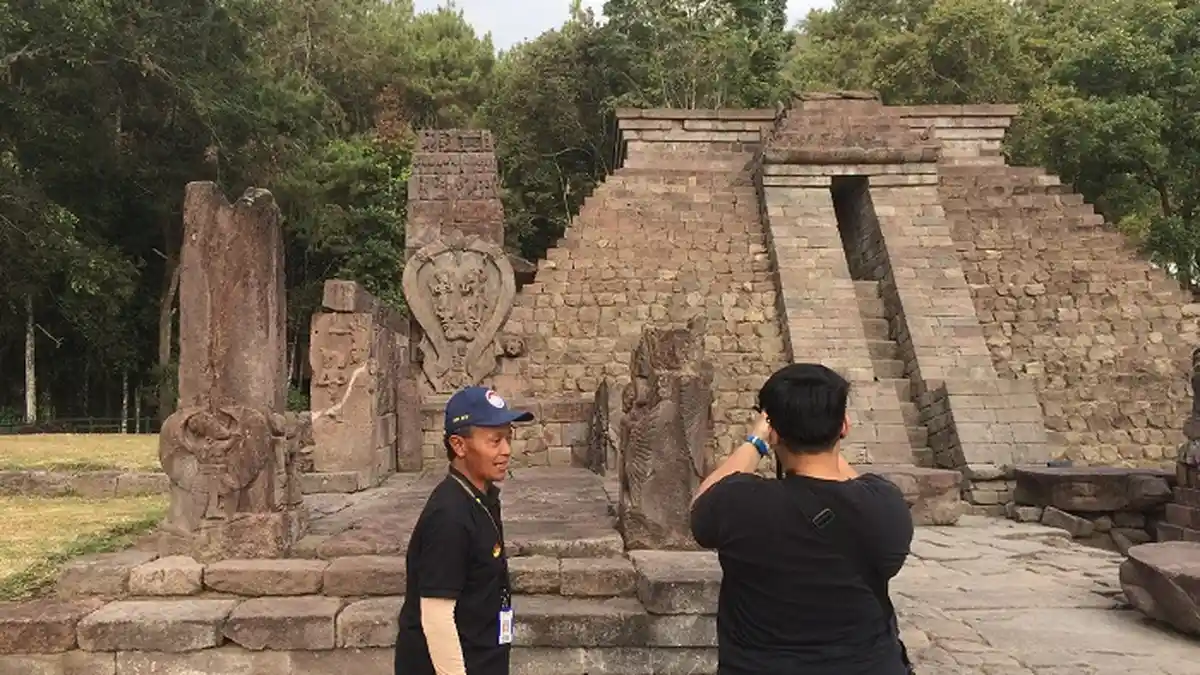 CANDI DI KARANGANYAR - Candi Sukuh, Desa Berjo, Kecamatan Ngargoyoso, Karanganyar, Jawa Tengah, beberapa tahun lalu. Beginilah asal-usul Candi Sukuh. 