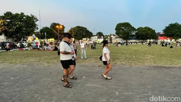 Alun-alun Kidul Yogyakarta penuh dengan berbagai atraksi dan kuliner. Tapi dari semuanya, ada satu yang paling laris manis, Masangin. Masangin adalah sebuah nama atraksi yang disingkat dari Masuk Antara Dua Beringin.