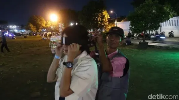 Alun-alun Kidul Yogyakarta penuh dengan berbagai atraksi dan kuliner. Tapi dari semuanya, ada satu yang paling laris manis, Masangin. Masangin adalah sebuah nama atraksi yang disingkat dari Masuk Antara Dua Beringin.