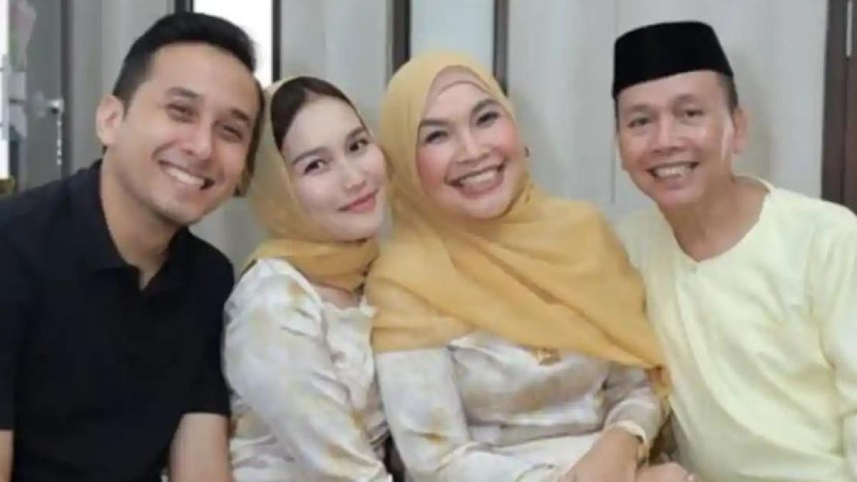 PACAR BARU AYU TING TING - Kedekatan Kevin Gusnadi dengan Keluarga Ayu Ting Ting, Umi Kalsum Pamer Foto Bareng Calon Mantu