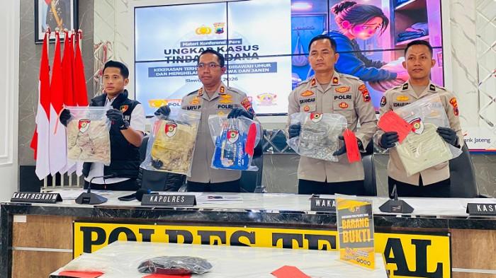 BARANG BUKTI - Kapolres Tegal AKBP Bayu Prasatyo (dua kiri), didampingi Wakapolres Tegal Kompol M Iskandarsyah (dua kanan), Kasat Reskrim Polres Tegal AKP Luis Beltran Krisnandhita Marissing (ujung kiri), dan Kasi Humas Polres Tegal Ipda Komarudin (ujung kanan), menunjukkan barang bukti kasus penemuan mayat bayi di lemari, dalam konferensi pers di Gedung Tantya Sudhirajati Polres Tegal, Rabu (13/5/2026).