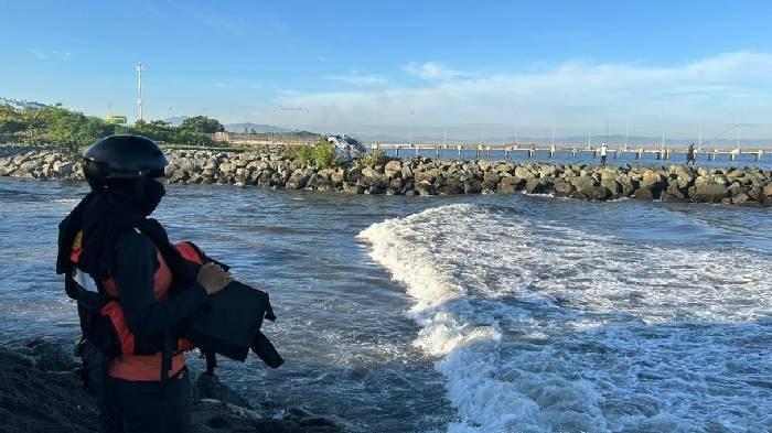 PENCARIAN - Tim SAR gabungan melakukan penyisiran di kawasan pesisir Pantai Ampenan, Kota Mataram, Sabtu (30/5/2026), dalam upaya mencari dua anak yang dilaporkan hilang setelah terseret ombak sehari sebelumnya.