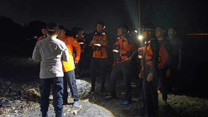 BOCAH TENGGELAM - Petugas gabungan dari Polsek Ampenan dan Tim SAR NTB saat hendak melakukan pencarian kawasan Pantai Skip dan Pantai Karang Buyuk, Ampenan, untuk mencari dua anak yang dilaporkan tenggelam pada Jumat (29/05/2026) sore.