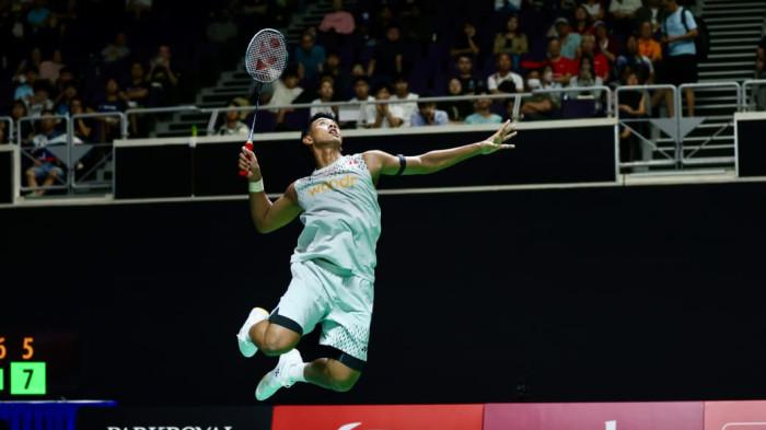 MELAJU KE PEREMPATFINAL -  Pebulutangkis tunggal putra Indonesia, Alwi Farhan, kembali mencuri perhatian di Singapore Open 2026 dengan menumbangkan unggulan pertama sekaligus ranking satu dunia asal China, Shi Yu Qi, pada babak 16 besar melalui pertarungan tiga gim dengan skor 21-16, 19-21, 21-14 di Singapore Indoor Stadium, Kamis (28/5/2026). Dok: PBSI