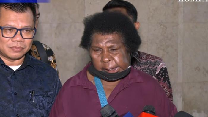 LAPORKAN LBH MERAUKE- Yasinta Moiwend atau yang akrab disapa Mama Sinta, nekat mendatangi Mapolda Metro Jaya pada Jumat (29/5/2026) sore. Mama Sinta merasa menjadi korban eksploitasi dalam publikasi film dokumenter berjudul Pesta Babi garapan sutradara Dandhy Laksono tanpa izin