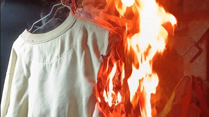 TERBAKAR - Api yang muncul seketika membakar pakaian dan sofa rusak di rumah Agus Yani, Sabtu (30/5/2026) dini hari.