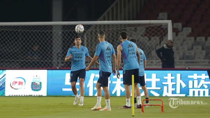 Pemain Timnas Argentina mengikuti latihan di Stadion Utama Gelora Bung Karno (SUGBK), Jakarta, Minggu (18/6/2023). Latihan dilakukan menjelang FIFA Matchday melawan Timnas Indonesia pada Senin (19/6/2023). TRIBUNNEWS/HERUDIN