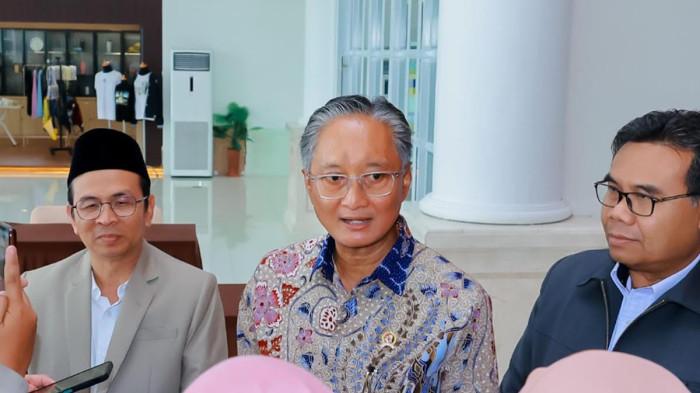 KULIAH UMUM - Menteri PUPR, Dody Hanggodo usai mengisi Studium Generale Universitas Airlangga di Aula Garuda Mukti Kampus C Unair, Jumat (14/11/2025). Dody Hanggodo menegaskan pembangunan infrastruktur nasional tidak boleh berhenti di kota-kota besar.