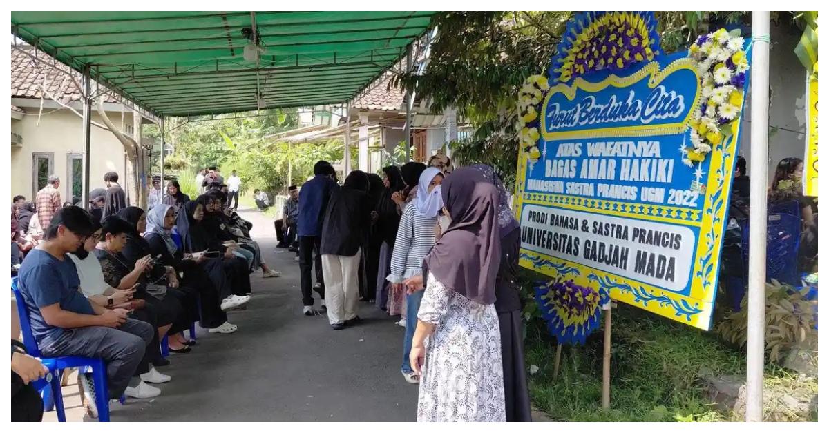 SUASANA DUKA - Suasana rumah duka keluarga Muhamad Ali Munawar (52), di Dusun Bendosari RT 04 RW 08, Desa Kebumen, Kecamatan Banyubiru, Kabupaten Semarang, Kamis (28/5/2026). Sosok Bagas Amar Hakiki, mahasiswa UGM yang ditemukan tewas dalam tenda saat menginap di glamping di daerah Temanggung.