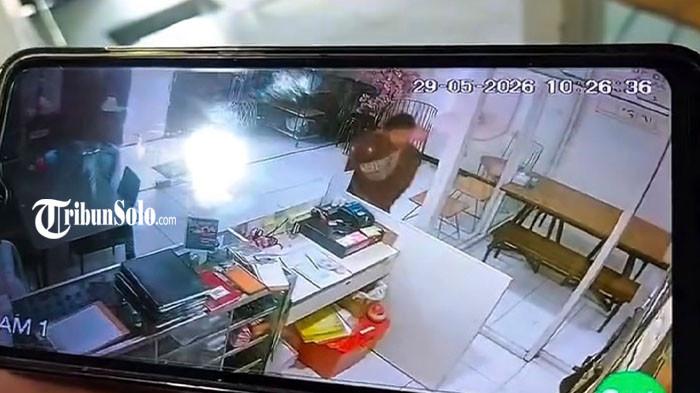 PERLIHATKAN ALAT VITAL - Seorang pemuda asal Kebakkramat Karanganyar terekam kamera CCTV di salah satu restoran Korea di Jalan Slamet Riyadi Solo, pada Jumat (29/5/2026) siang kemarin. Pemuda itu memperlihatkan alat vital di depan pengunjung wanita.