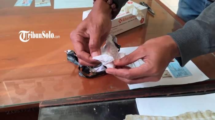 TERTANGKAP. YKS (44), seorang IRT diamankan polisi karena kedapatan menyelundupkan narkoba jenis sabu-sabu dan obat terlarang saat menjenguk suaminya di Lapas Sragen.