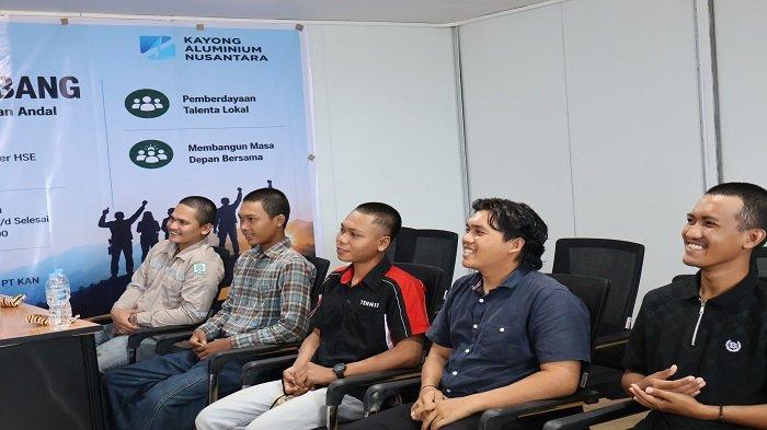 MENDENGARKAN - Peserta program Pelita Penebang mendengarkan pemaparan tentang pengenalan dsaalat Kawasan Industri Pulau Penebang (KIPP) terus mendorong peningkatan kualitas sumber daya manusia lokal melalui Program Pelita Penebang, program pelatihan dan sertifikasi keterampilan kerja bagi tenaga kerja harian lepas di area operasional perusahaan.