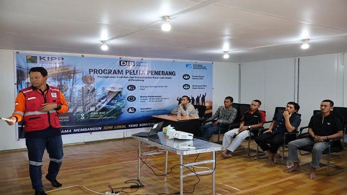 MENDALAMI - Peserta Program Pelita Penebang mendalami teknis operasional Hoist Crane demi standar kerja profesional di Kawasan Industri Pulau Penebang (KIPP).