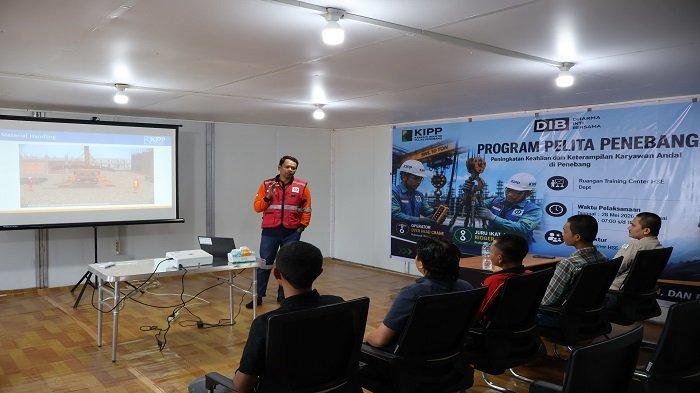 MENDENGARKAN - Peserta Program Pelita Penebang mendengarkan pemamparan tentang teknis operasional Hoist Crane demi standar kerja profesional di Kawasan Industri Pulau Penebang (KIPP).