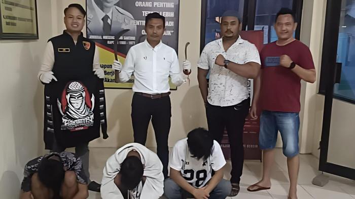 BIKIN ONAR - Anggota geng motor Brutaliti yang diamankan Polsek Rogojampi, Banyuwangi, Jawa Timur, Selasa (26/5/2026). Mereka sebelumnya membuat onar di jalanan dengan membawa senjata tajam.