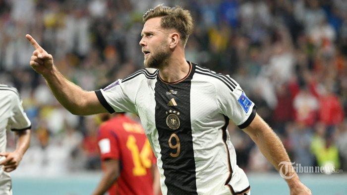 Pemain depan Jerman Niclas Fullkrug merayakan gol pertama timnya selama pertandingan sepak bola Grup E Piala Dunia 2022 Qatar antara Spanyol dan Jerman di Stadion Al-Bayt di Al Khor, utara Doha pada 27 November 2022.