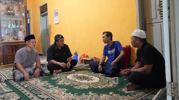 DIKY CANDRA TAKZIAH - Plh Wali Kota Tasikmalaya Diky Candra Negara menyempatkan untuk takziah ke rumah dua jemaah haji asal Tasikmalaya yang meninggal saat menunaikan ibadah haji di Tanah Suci. Untuk kunjungan dan takziah berlangsung di dua lokasi, yakni di Kawalu dan Tamansari, pada Sabtu (30/5/2026).