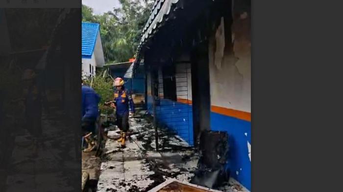 KEBAKARAN - Gedung SMP Negeri 9 Muaro Jambi yang berlokasi di RT 22, Desa Kebun Sembilan, Kecamatan Sungai Gelam, hangus terbakar pada Jumat (29/5/2026) subuh.