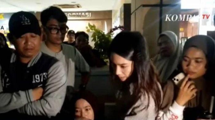 PENIPUAN-- Fenomena gagal berangkatnya ratusan calon jemaah umrah akibat ulah biro perjalanan nakal kian meluas dan menjadi sorotan nasional. Kasus penipuan berkedok ibadah ke tanah suci ini nyatanya tak hanya teradi di Provinsi Jambi, melainkan juga pecah di Ibu Kota Jakarta dengan eskalasi massa yang jauh lebih masif.  