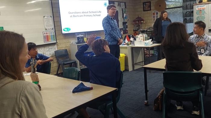 BERKENALAN BAHASA INDONESIA - Suasana di kelas, Bertram Peimary School atau SD Negeri Bertram Australia. Nuansa Indonesia terasa kental di ruangan kelas.