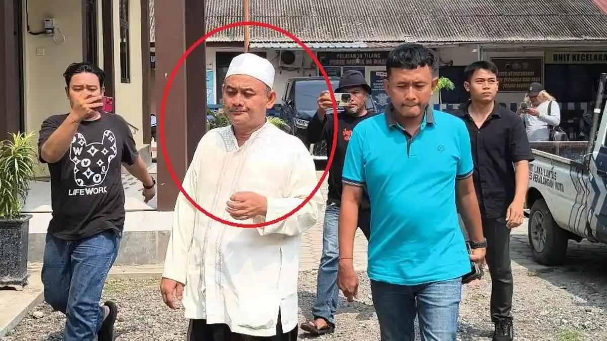 KASUS TINDAK ASUSILA - Aparat Polres Pekalongan Kota akhirnya mengamankan seorang pria berinisial Abdul Khalim Fadlun AKF, pengasuh sekaligus pimpinan Padepokan Padang Ati di Desa Simbang Kulon, Kecamatan Buaran, Rabu (27/5/2026), atas dugaan pelecehan seksual terhadap sejumlah santriwati, Rabu (27/5/2026).