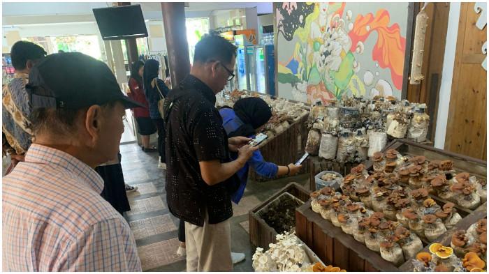 Beberapa pengunjung sedang melihat jamur yang diproduksi Jejamuran.