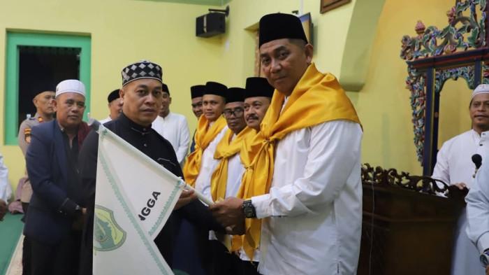MENINGGAL DUNIA - Bupati Lingga, Muhammad Nizar, saat melepas Ahmad Pajar dan jamaah haji Lingga. Anggota DPRD Kabupaten Lingga dari Komisi II, Ahmad Pajar meninggal dunia saat menjalankan ibadah haji di Kota Makkah, Arab Saudi, Rabu (27/5/2026).