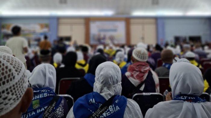 JEMAAH HAJI - Potret jemaah haji kloter 1 Debarkasi Batam pada musim Haji 1446 Hijriah saat berada di Asrama Haji Batam Center, Jumat (13/6/2025) dini hari. Jemaah haji Kloter 1 Debarkasi Batam pada musim Haji 1447 Hijriah dijadwalkan tiba di Batam pada 1 Juni 2026, setelah selesai menjalani ibadah haji di Tanah Suci