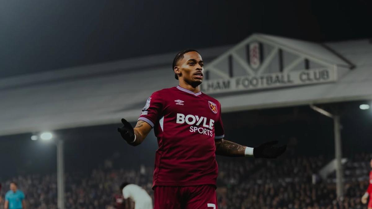 POTRET PEMAIN - Crysencio Summerville yang sedang berlari di saat pertandingan menggunakan baju merah khas West Ham
