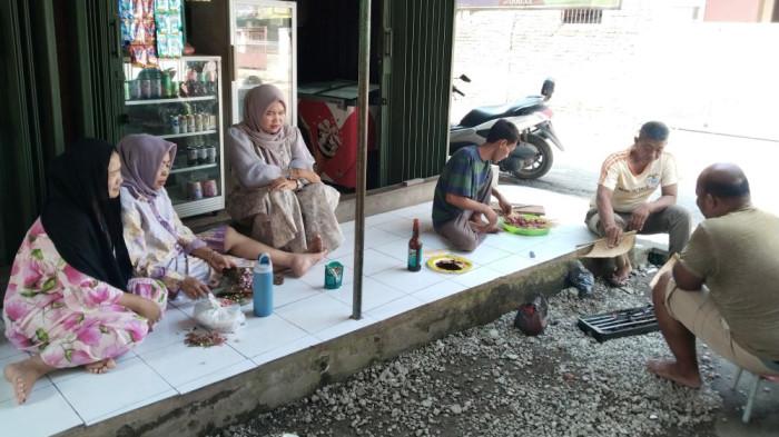 Junerah (55), warga Kampung Sirandu, di Kelurahan Pegambirandww