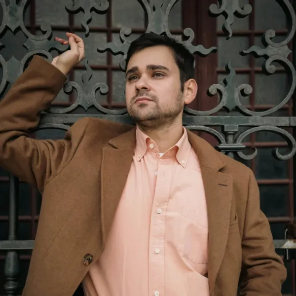 man wearing peach shirt gets respect and attention he deserves according to feng shui