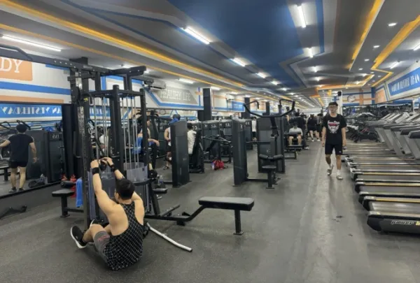 Customers exercise overnight at the gym in Go Vap district, Ho Chi Minh City, March 2024. Photo: Ngoc Ngan
