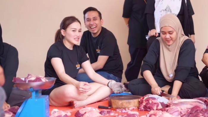 KOMPAK - Momen Ayu Ting Ting dan Kevin Gusnadi ikut dalam proses pemotongan daging kurban, dicapture Jumat (29/5/2026).