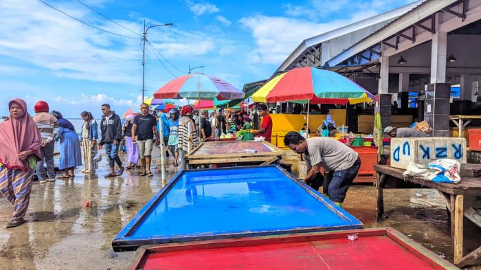 Aktivitas jual beli ikan di Tempat Pelelangan Ikan (TPI) Kelurahan Tenda