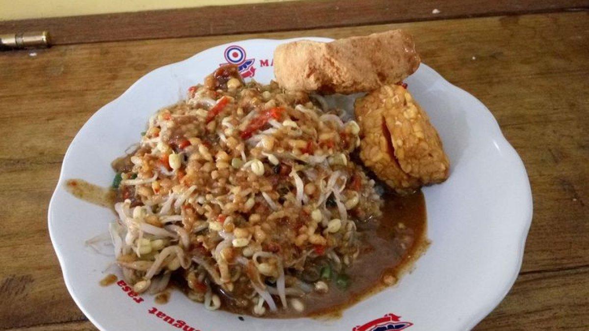 KULINER YOGYAKARTA - Menu sego pecel atau nasi pecel di Warung Sego Pecel atau SGPC Bu Wiryo di kawasan Selokan, Yogyakarta. Warung ini merupakan legenda di kalangan para alumni Universitas Gadjah Mada (UGM).