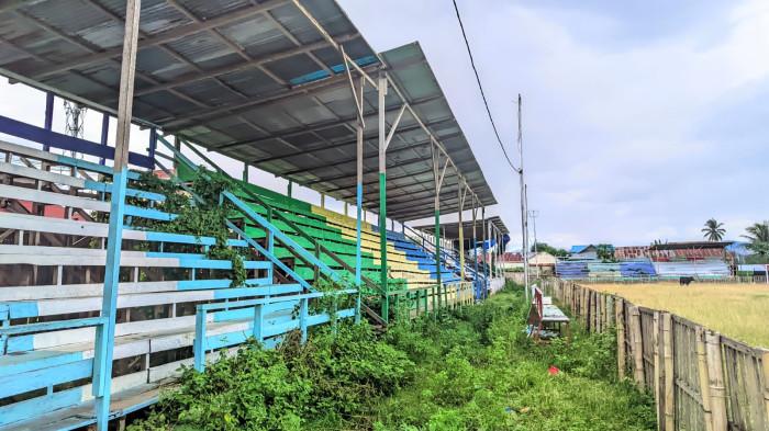 LAPANGAN BOLA -- Kondisi lapangan sepak bola di Kelurahan Padebuolo, Kecamatan Kota Timur, Kota Gorontalo, tampak terbengkalai, Minggu (31/5/2026).