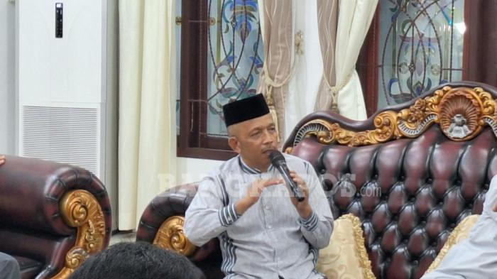 RAKOR HARGA SAWIT -- Ketua DPRD Bangka, Jumadi, saat menyampaikan tanggapannya dalam rakor bersama bupati, PKS serta OPD terkait di rumah dinas bupati Bangka, Sabtu (30/5/2026).