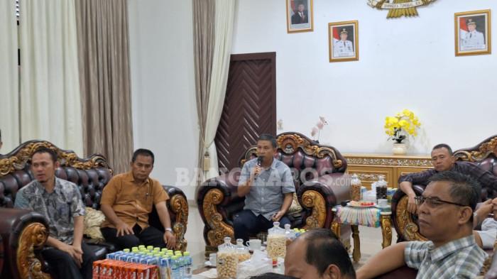 RAKOR HARGA SAWIT-- Bupati Bangka, Fery Insani, saat memimpin rakor di rumdin bupati Bangka, Sabtu (30/5/2026)