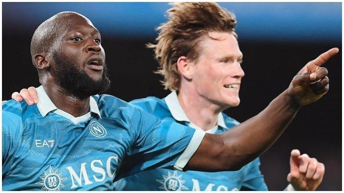 Scott McTominay (kanan) merayakan gol ke gawang Empoli pada pertandingan pekan ke-32 Liga Italia 2024/2025 di Stadion Diego Armando Maradona, Selasa (15/4/2025). Gelandang asal Skotlandia itu menjadi salah satu kunci keberhasilan Napoli meraih gelar juara Liga Italia 2024/2025.