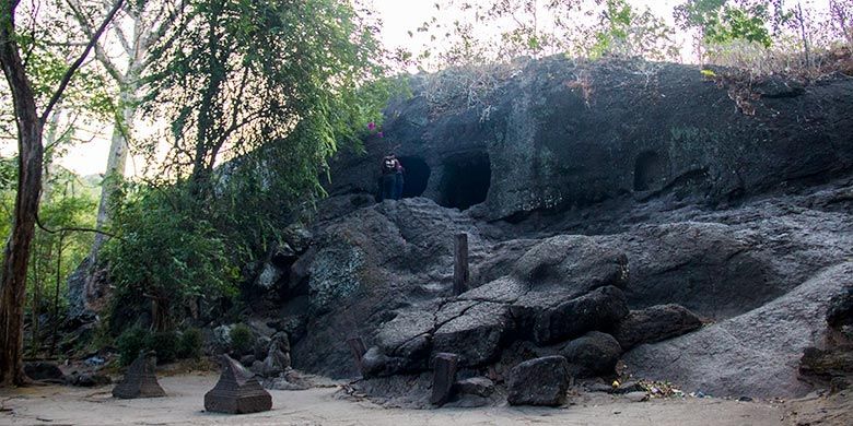 Gua Selomangleng di lereng Gunung Klotok, Kota Kediri, Jawa Timur, di duga merupakan tempat pertapaan Dewi Kilisuci, putri Raja Airlangga.