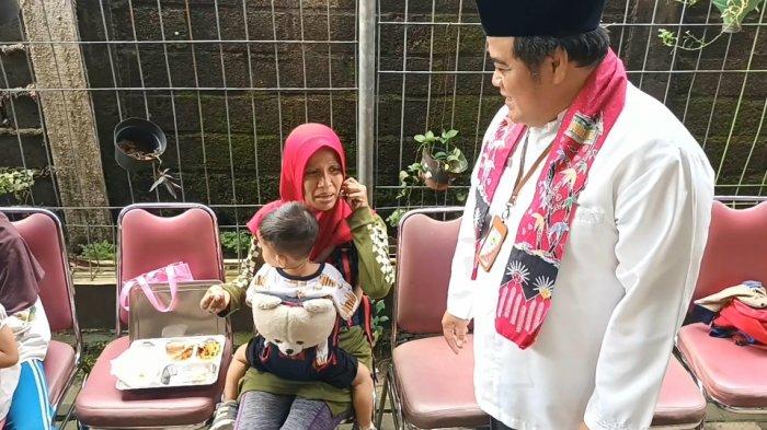 Andri Priwitama Maila during the inspection of a free nutritious meal trial at RPTRA Susukan Ceria, Ciracas, East Jakarta, Friday (December 27, 2024).