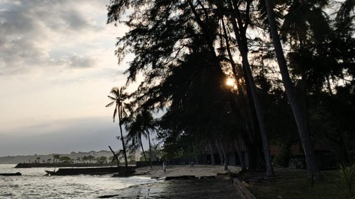LIBURAN - Suasana pagi hari kawasan Pantai Siyoni, Kecamatan Cinangka, Kabupaten Serang, Banten, Minggu (31/6/2026).