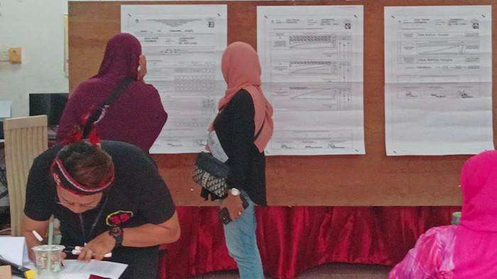 HITUNG SUARA — Proses perhitungan suara pada pemilu di Surabaya beberapa waktu lalu. Proses rekapitulasi suara menjadi salah satu tahapan penting pemilu. Namun, demokrasi tidak berhenti ketika suara rakyat selesai dihitung. Integritas harus dijaga sejak proses pencalonan, kampanye, pemungutan suara, hingga saat kekuasaan dijalankan. Sebab, ketika integritas runtuh, yang dipertaruhkan bukan hanya nasib seorang kepala daerah, melainkan juga kepercayaan publik terhadap demokrasi itu sendiri.
