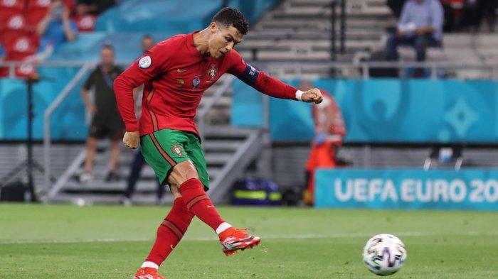 Cristiano Ronaldo mencetak gol ke gawang Perancis melalui titik putih di pertandingan terakhir babak penyisihan grup Euro 2020 atau Piala Eropa