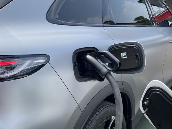 Lepas L8 PHEV enaknya bisa dicas langsung di SPKLU.