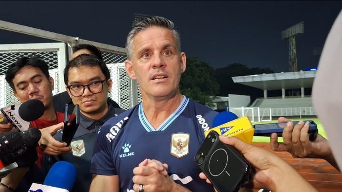 PANASKAN TIMNAS INDONESIA - Pelatih Timnas Indonesia, John Herdman, usai memimpin sesi latihan tim bersama pemain Persija U-20 di Stadion Madya, Senayan, Jakarta, Jumat (22/5/2026). Latihan tersebut menjadi bagian persiapan awal skuad Garuda menuju Piala AFF 2026 saat mayoritas pemain diaspora Eropa dipastikan absen.