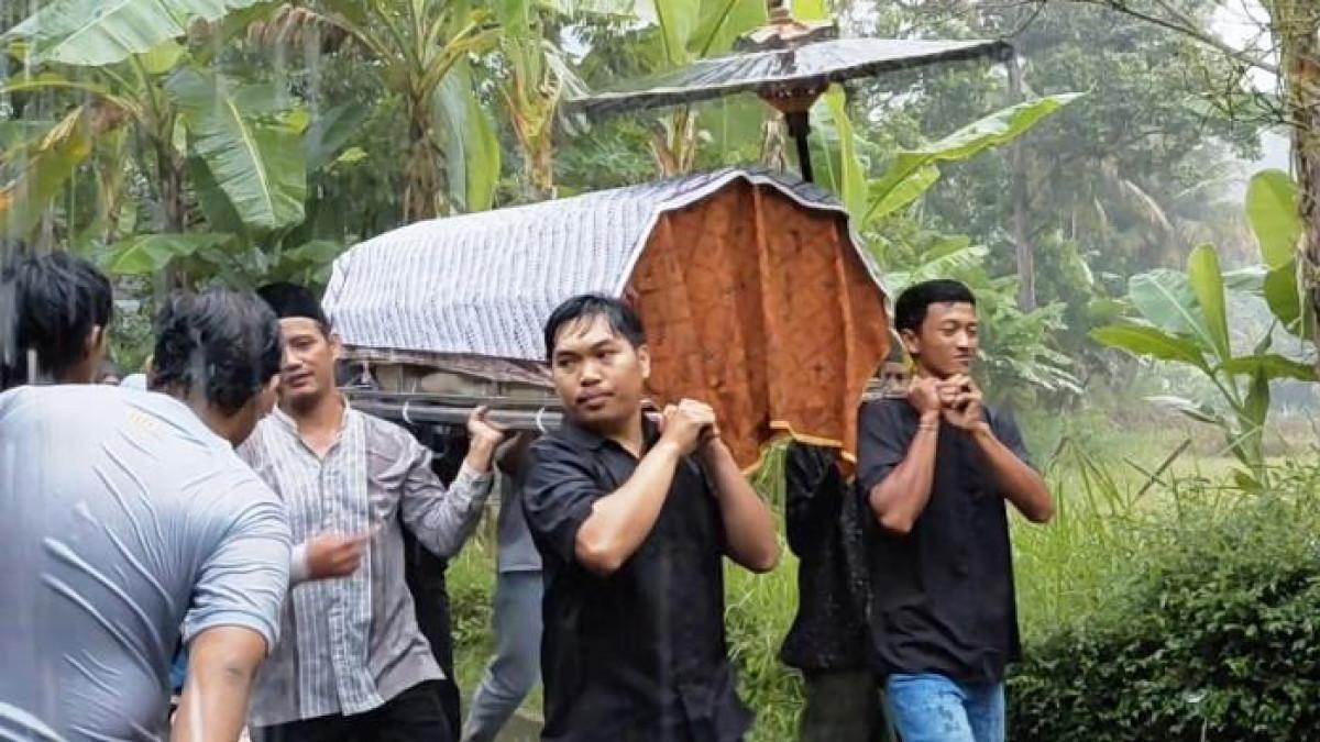 DIMAKAMKAN - Janazah satu keluarga korban tewas saat camping di Temanggung dimakamkan di TPU Desa Kebumen, Kecamatan Banyubiru, Kabupaten Semarang, Kamis (28/5/2026). Pemakaman jenazah satu keluarga diiringi isak tangis dan guyuran air hujan.