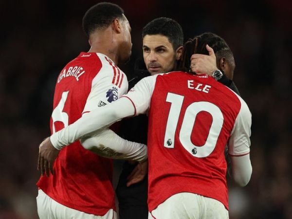 Mikel Arteta memeluk dua pemain Arsenal, Gabriel Magalhaes dan Eberechi Eze, dalam laga Liga Inggris melawan Chelsea di Emirates Stadium (1/3/2026).