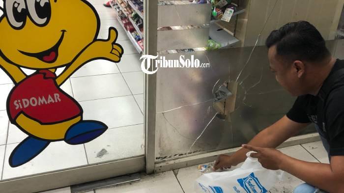 KACA PECAH. Kondisi indomaret di Bangak, Banyudono, Kabupaten Boyolali, pada Minggu (31/5/2026) sore. Dua kelompok bentrok hingga menyebabkan kerusakan.