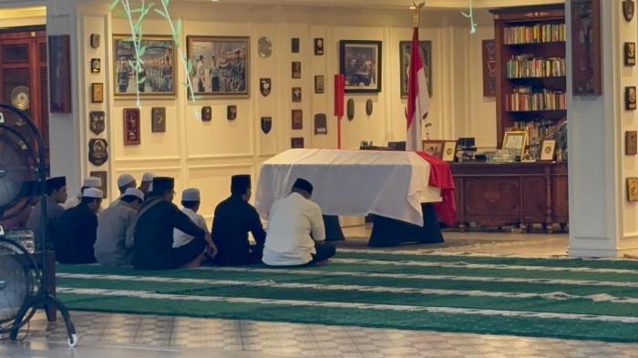 RYAMIZARD RYACUDU MENINGGAL - Suasana rumah duka eks Menteri Pertahanan Ryamizard Ryacudu di Perumahan Puri Wira Bhakti 1/1b Cikeas Bogor, Jawa Barat, Minggu (31/5/2026) tampak mulai didatangi oleh sejumlah pelayat. (Fahmi Ramadhan/Tribunnews.com)